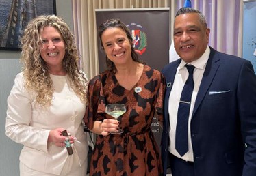 Visita de la Sra. Leonor Abzaradel, directora ejecutiva y fundadora de la empresa de cigarros NOVACIGAR